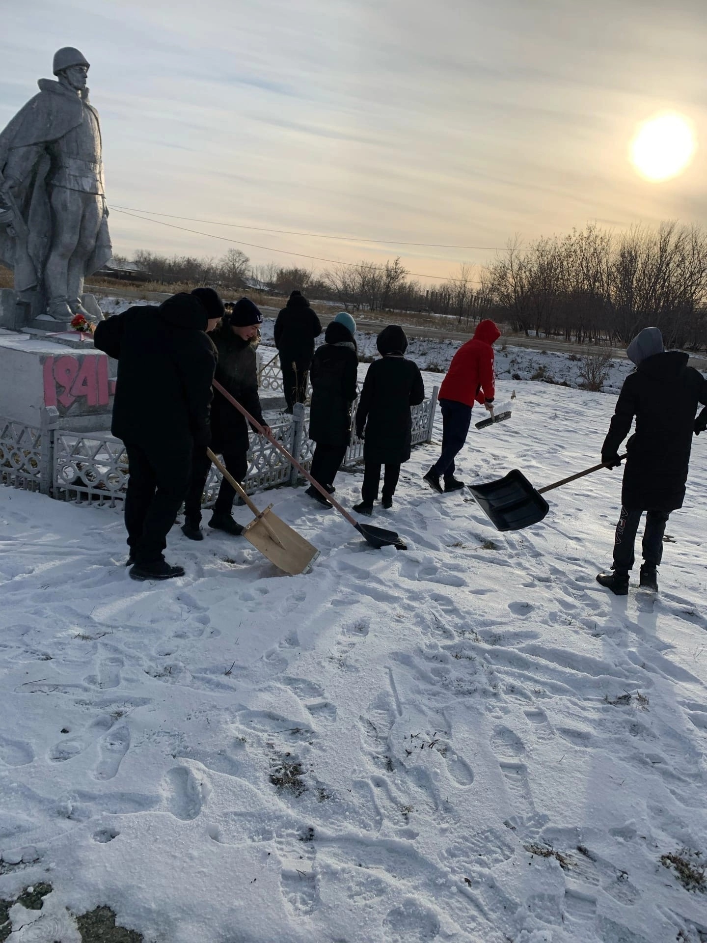 Акция по очистке от снега памятных мест.