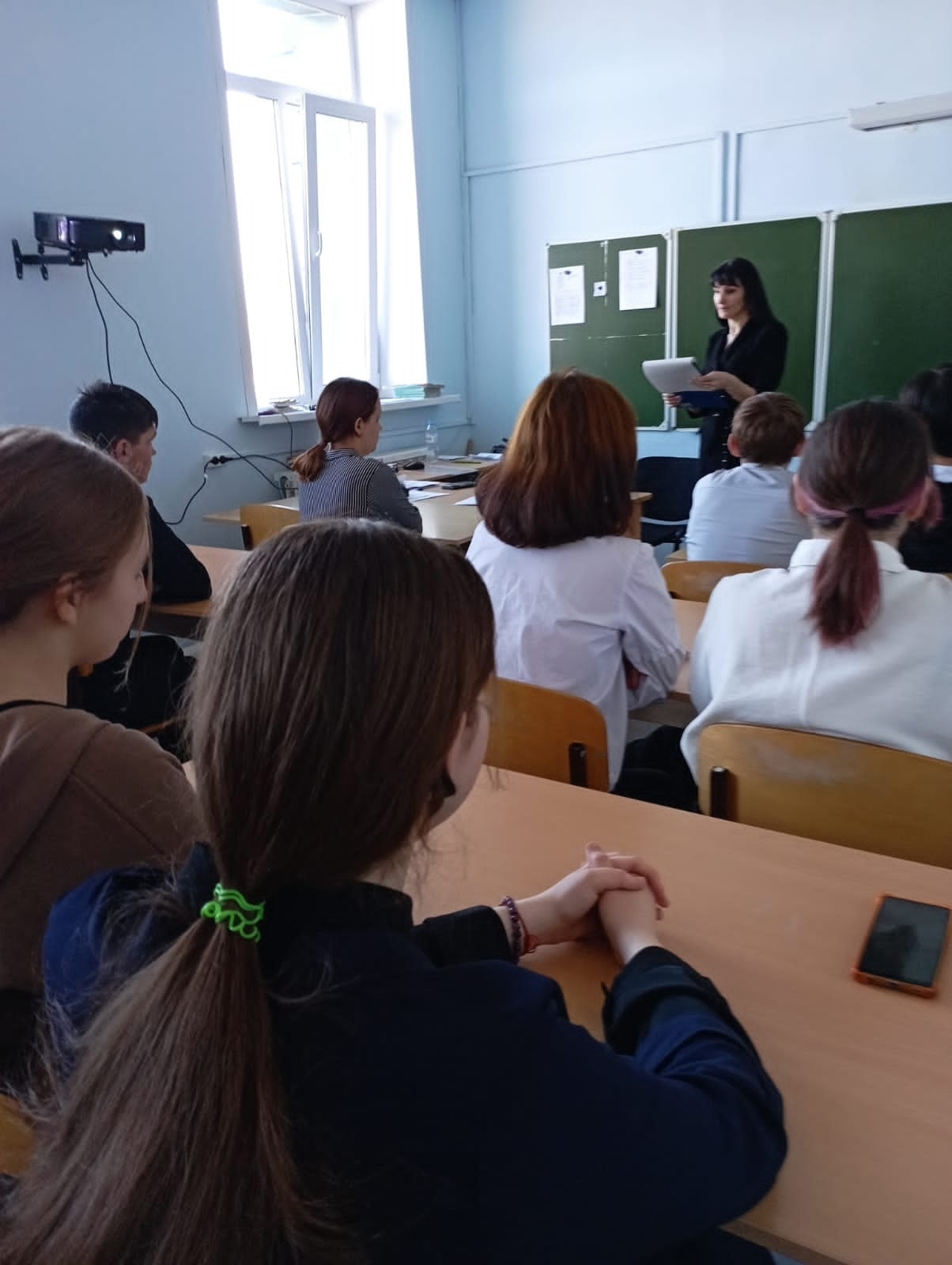 Также ребята встретились с Горченевой Е. В., председателем территориальной избирательной комиссии Макушинского муниципального округа. Она рассказала о процедуре выборов, о работе избирательной комиссии. Учащиеся задавали много вопросов, получили памятки..