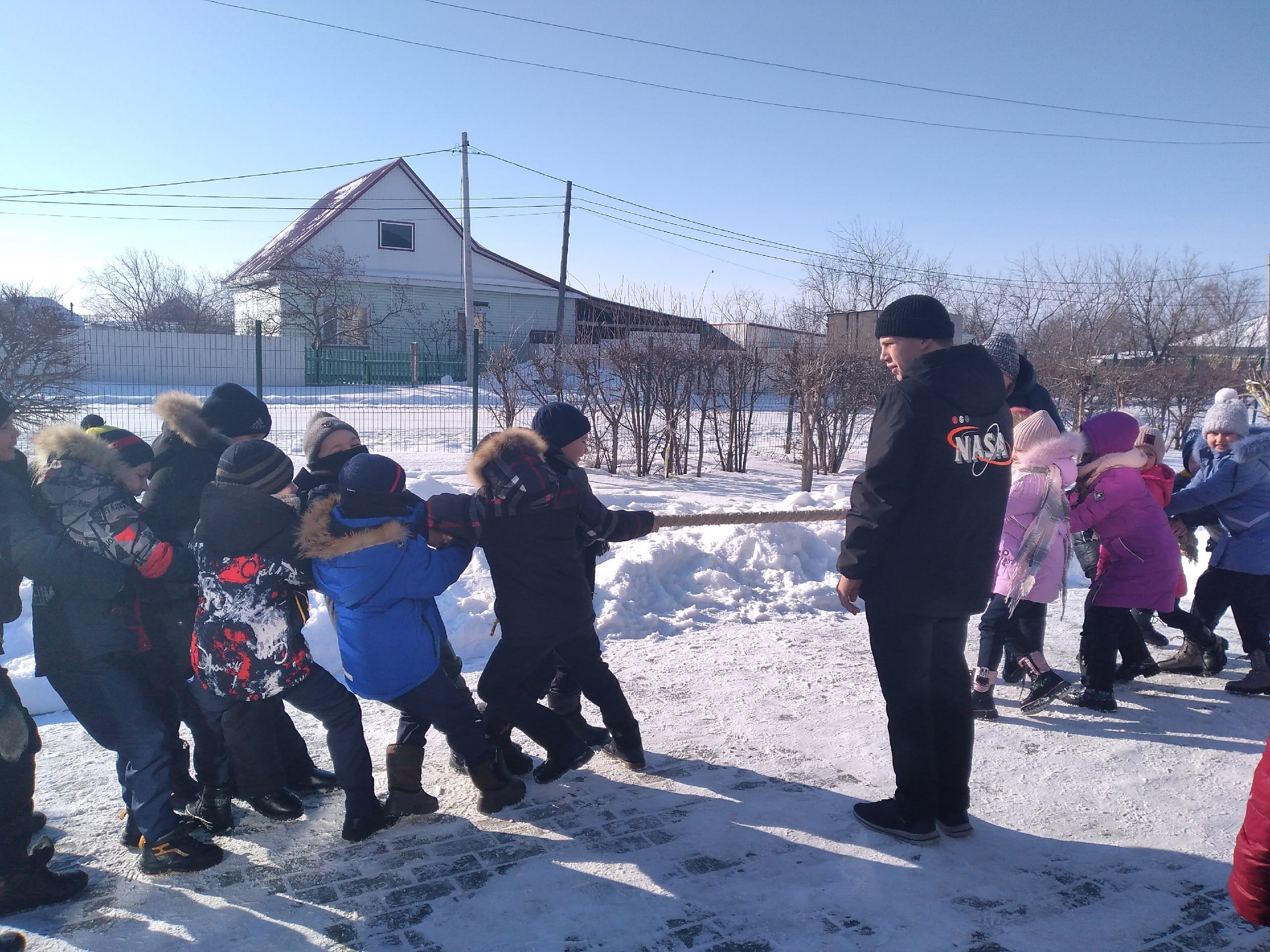 В рамках месячника обороно-массовой и спортивной работы учащиеся начальных классов приняли участие в соревнованиях,которые прошли на свежем воздухе.