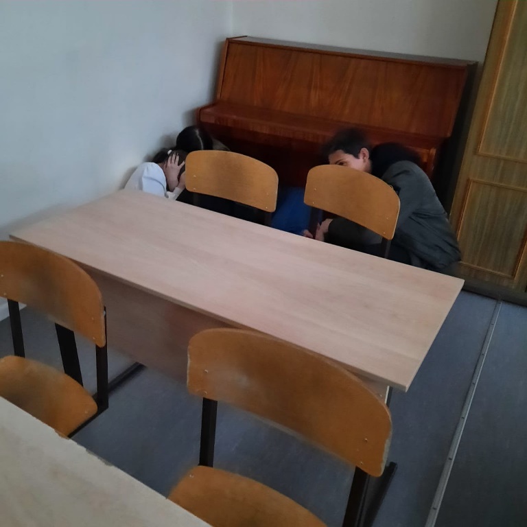 Сегодня, 29 апреля в школе прошли всероссийские учения по действиям сотрудников охраны, обучающихся, работников школы при захвате заложников и срабатывании на территории школы взрывного устройства..