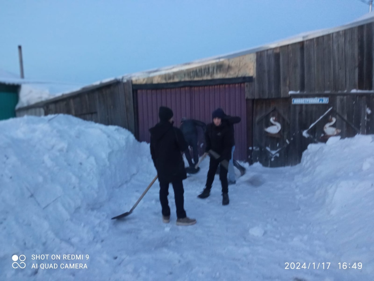 17 января 2024г.юнармейцы отряда МСОШ 2, руководитель Пятков В. В., убрали снег на придворовой территории у жительницы станции Макушино Дубенкиной С. Н. - мамы участника СВО.