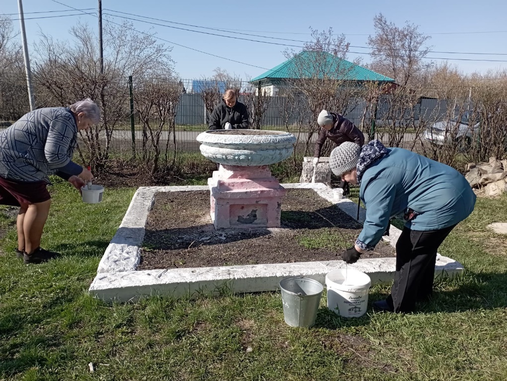 Настало время субботников. Ребята выдвинулись убирать сухую траву и мусор с территории школьной ограды и близлежащих улиц..