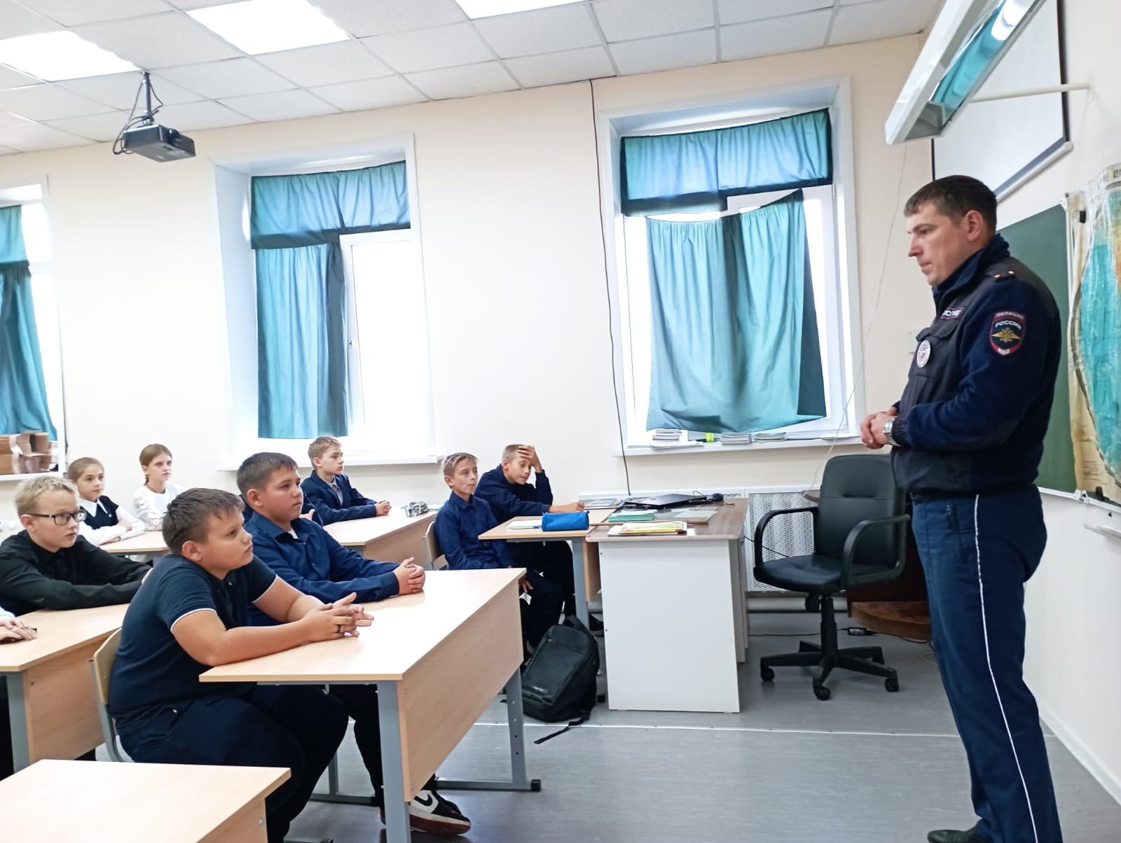 В рамках реализации модельного плана, третья декада сентября &amp;quot;Жизнь в движении&amp;quot; для обучающихся 6-х классов прошла встреча и Савельевым Алексеем Николаевичем, сотрудником ИДПС МО МВД России &amp;quot;Макушинский&amp;quot;..