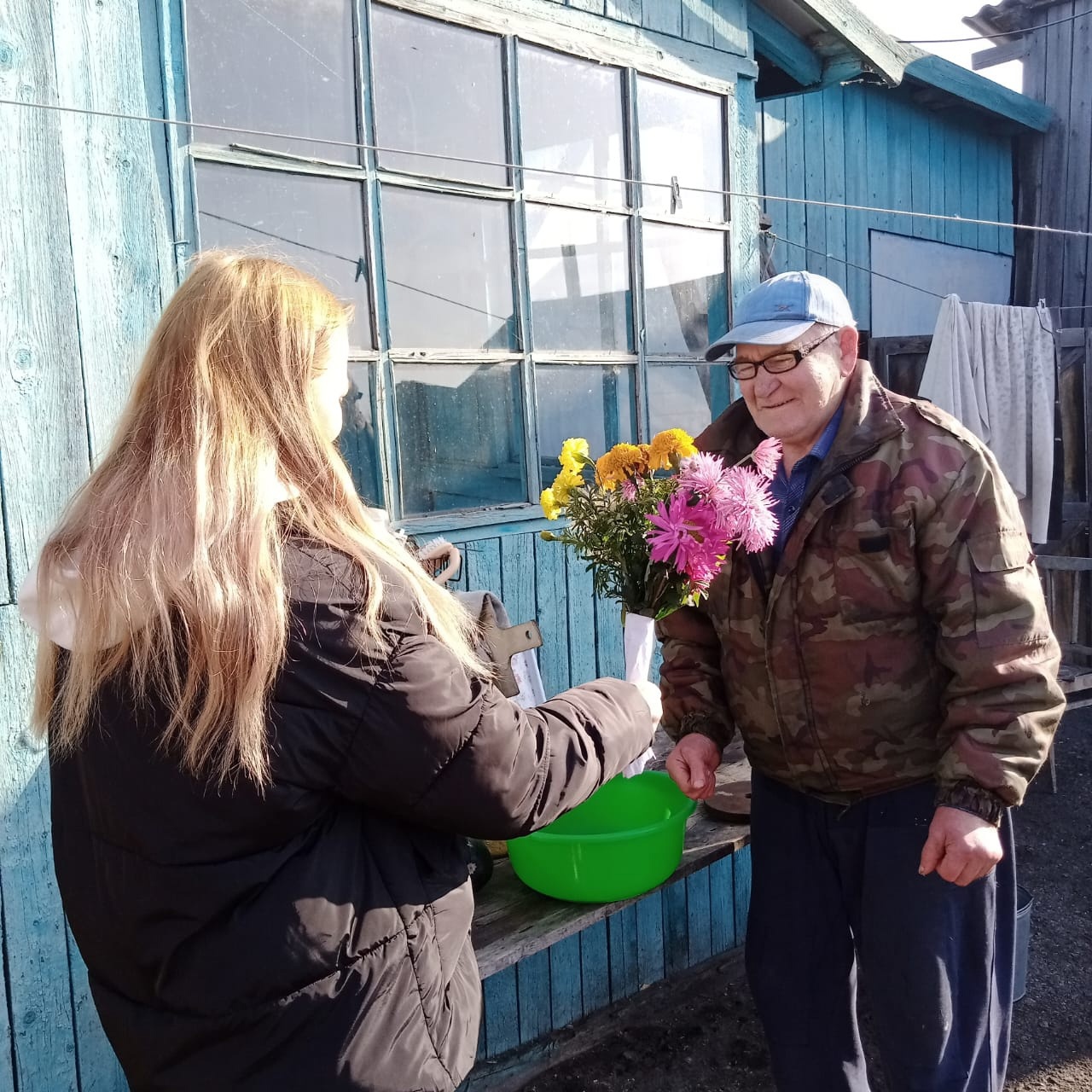 Активисты &amp;quot;Движения первых&amp;quot; 5 октября 2023г. поздравили с Днем Учителя учителей, находящихся на заслуженном отдыхе. Ребята подарили каждому букет осенних цветов..