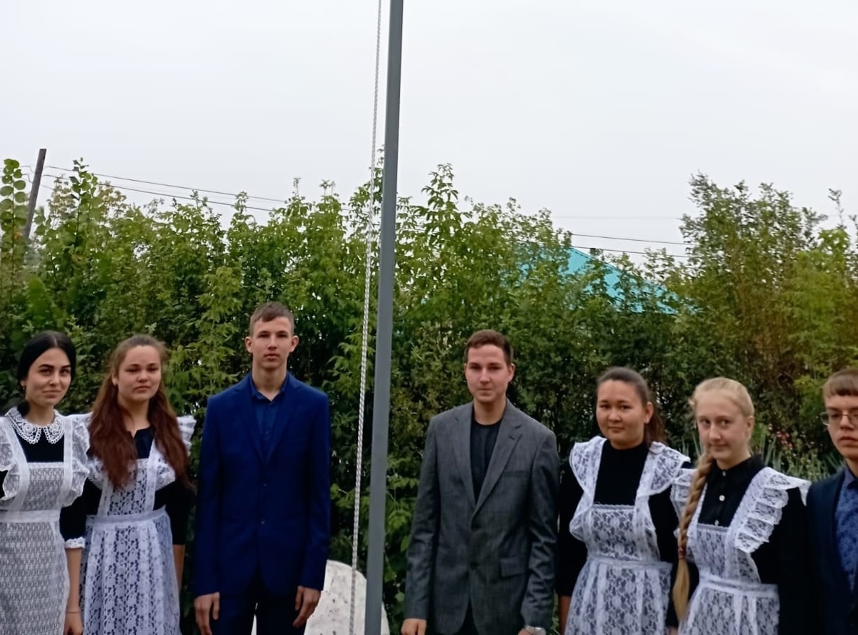 Торжественная церемония поднятия государственного флага РФ.
