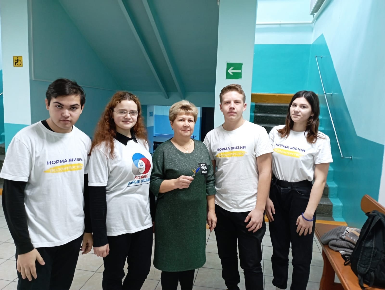 Поздравили учителей и работников школы с Днем Матери.